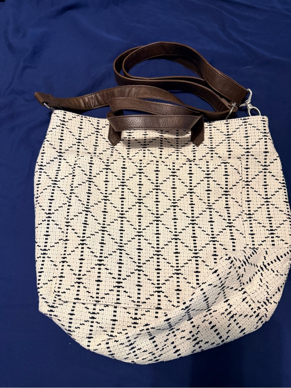 ThirtyOne Woven Pattern Tote Bag with Brown Faux Leather Straps - Cream & Black